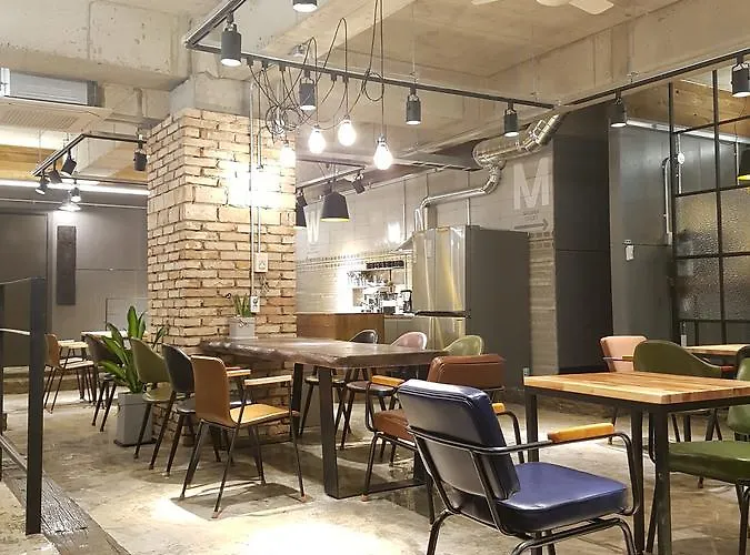 Travel Light Hostel
