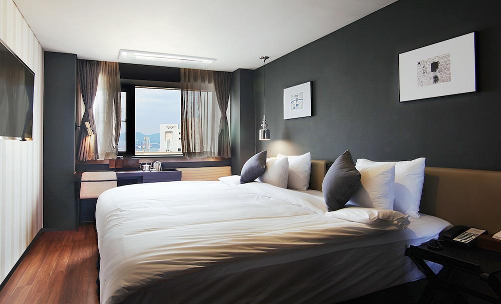 Bay Hound Hotel 3*