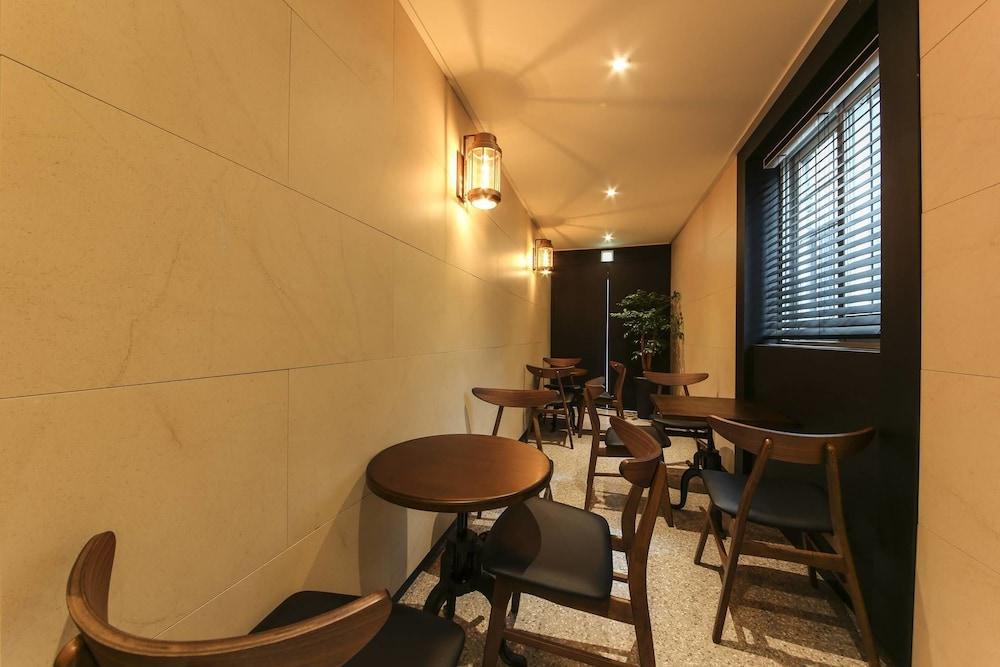 Hotel Almond Gupo Station 2*