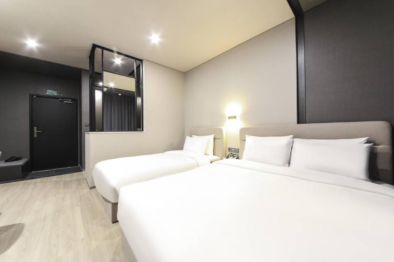 The Metro Hotel *