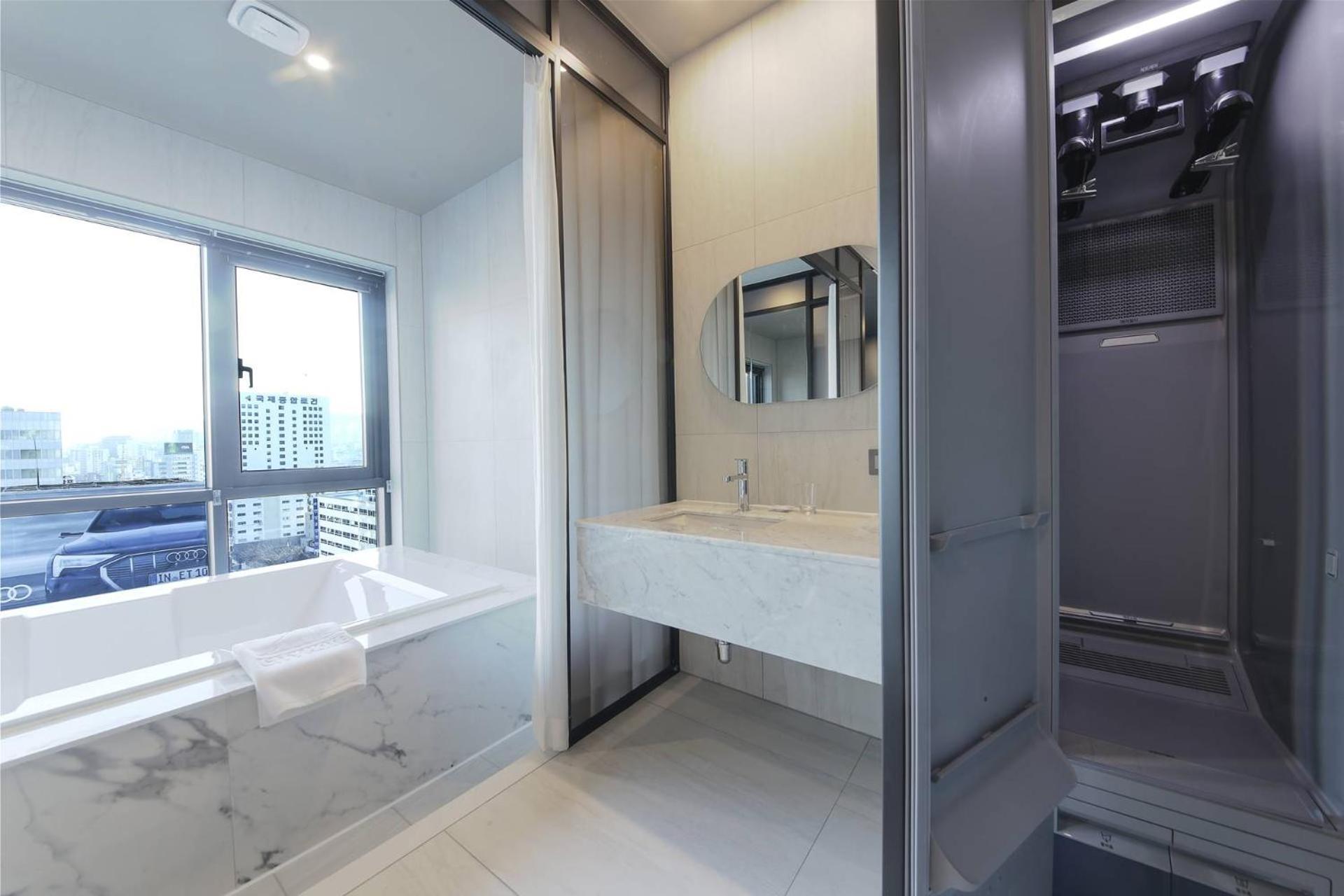 The Metro Hotel *