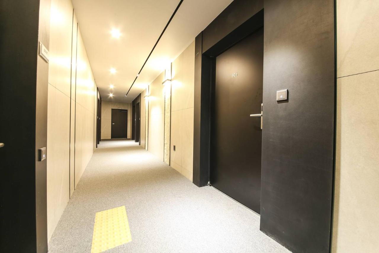 The Metro Hotel *