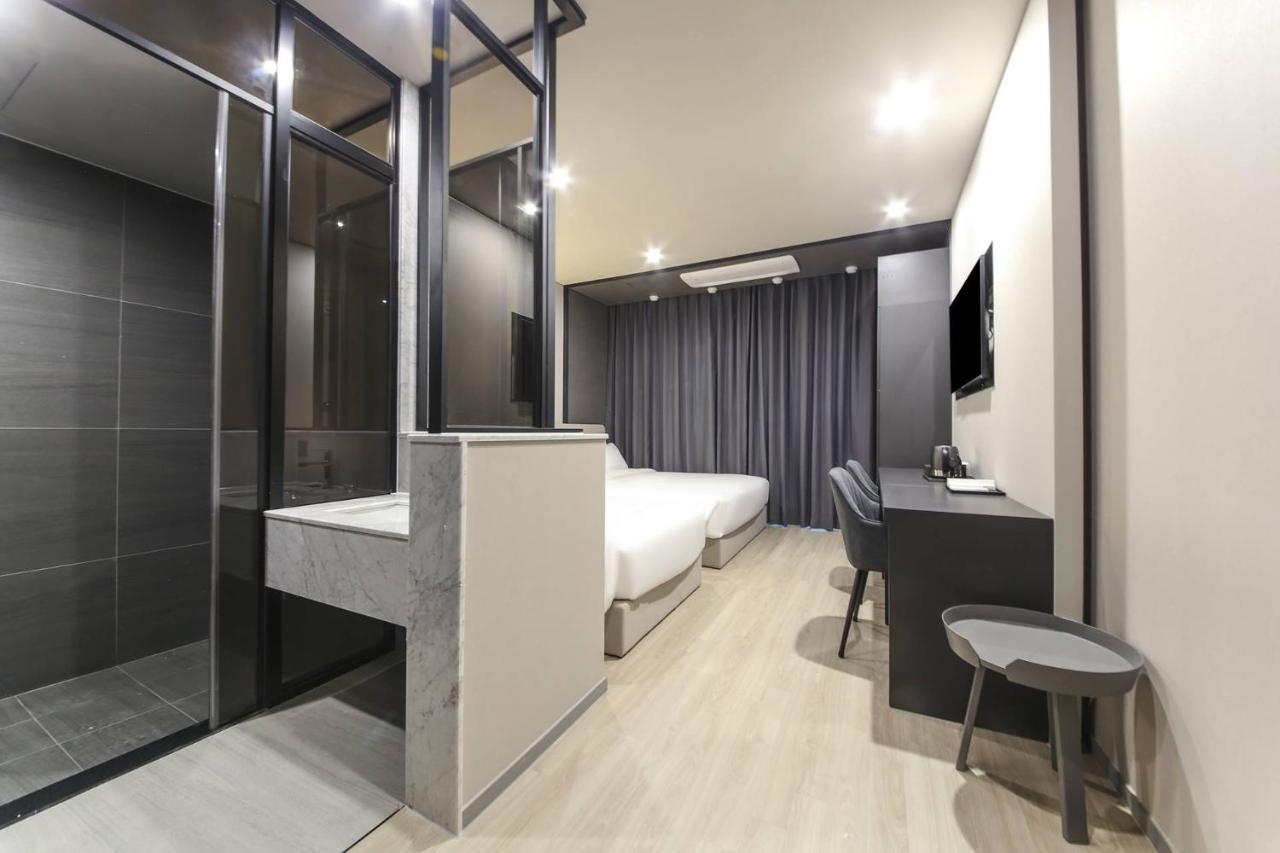 The Metro Hotel