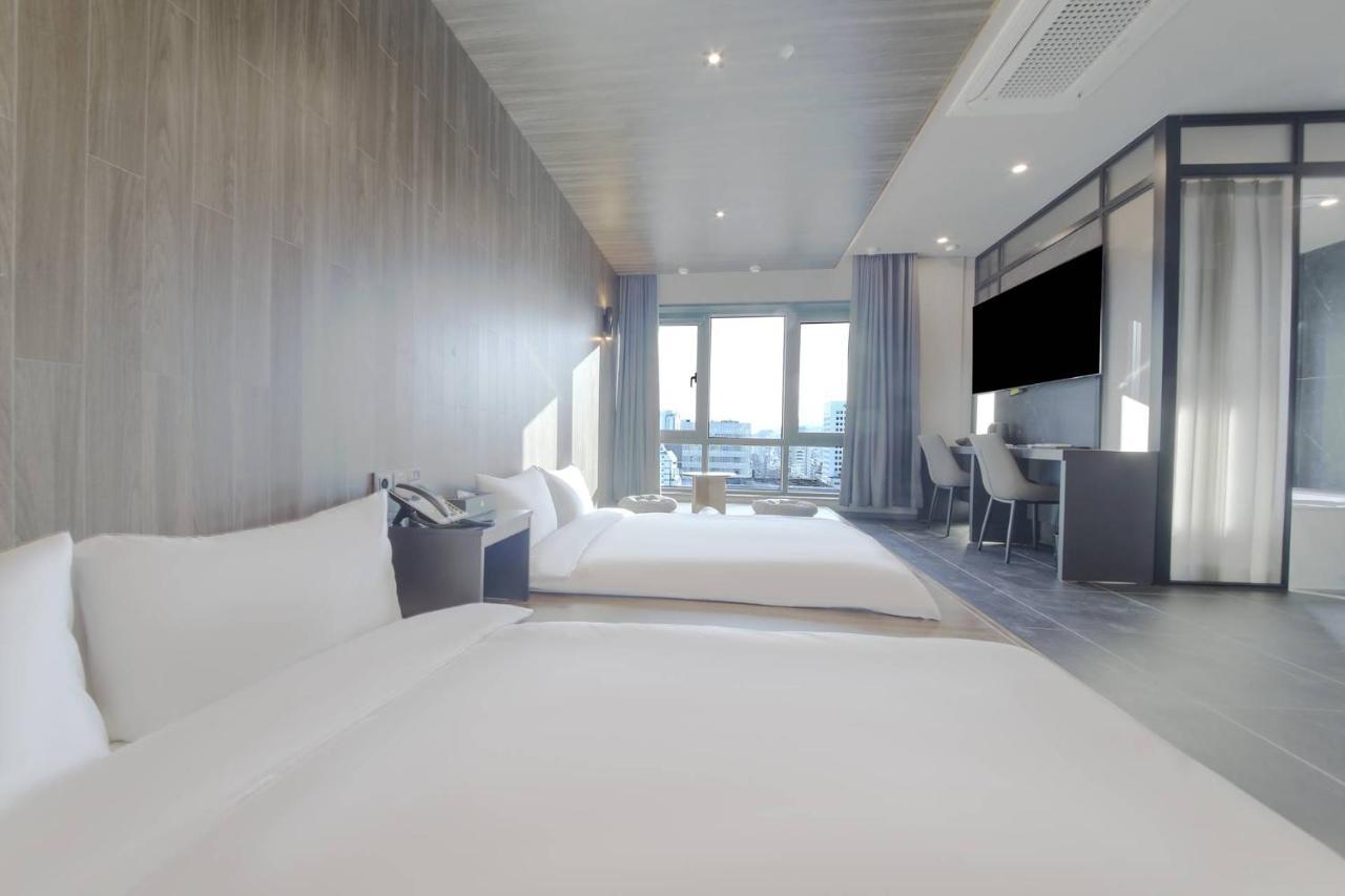 The Metro Hotel *