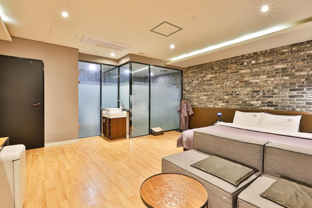 Brown Dot Jeonggwan Busan