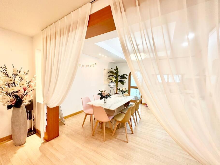 Villa Penthouse Gwangan Located Main Enterance Of The Beach! Free Parking & Bbq With Amazing Patio!