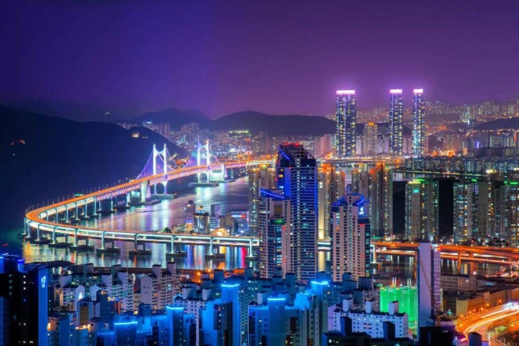 Penthouse Gwangan Located Main Enterance Of The Beach! Free Parking & Bbq With Amazing Patio! Villa Busan