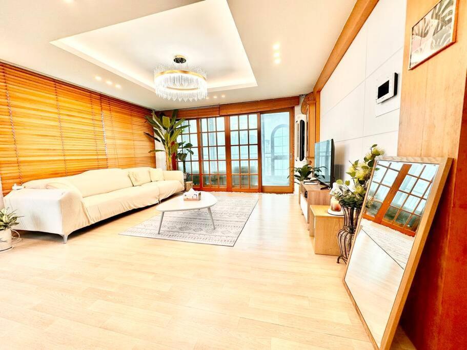 Penthouse Gwangan Located Main Enterance Of The Beach! Free Parking & Bbq With Amazing Patio! Villa Busan