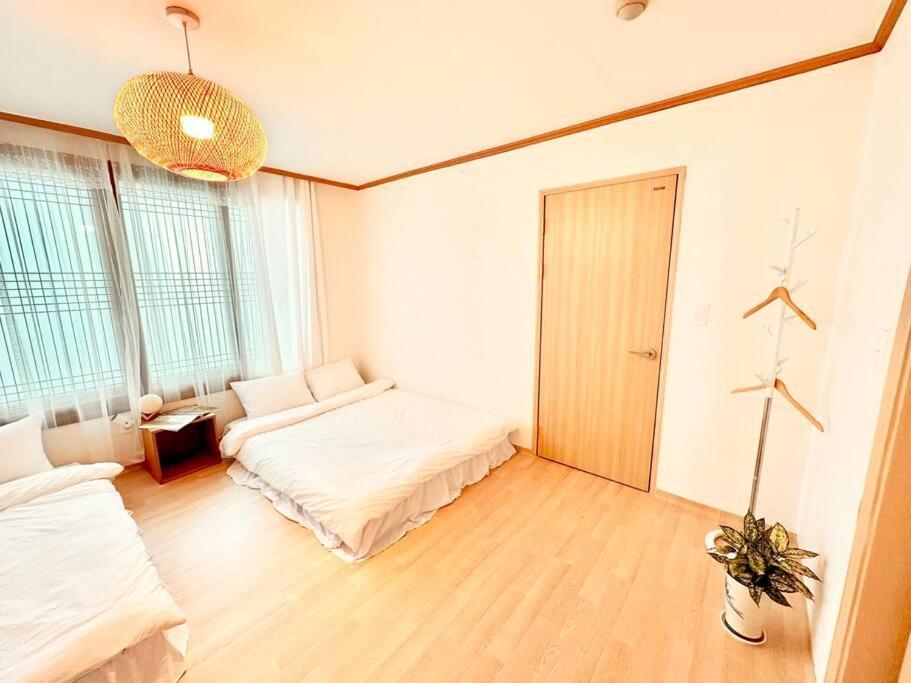 Villa Penthouse Gwangan Located Main Enterance Of The Beach! Free Parking & Bbq With Amazing Patio! *