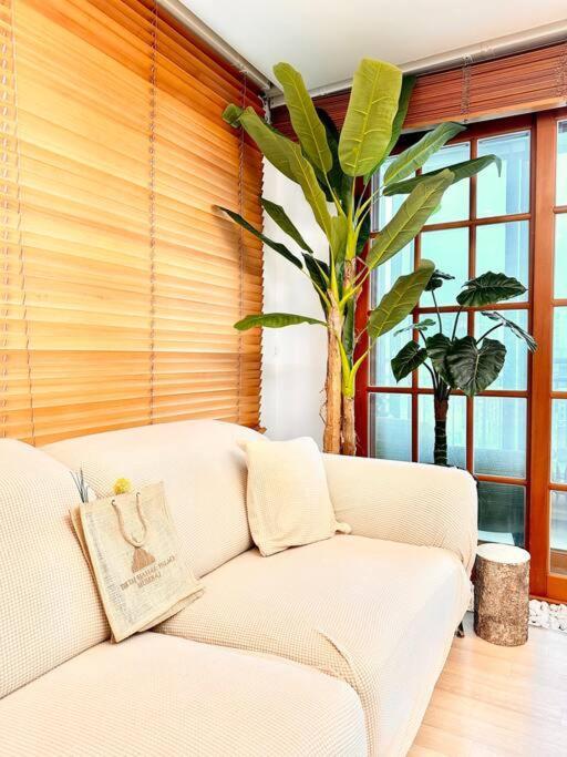 Villa Penthouse Gwangan Located Main Enterance Of The Beach! Free Parking & Bbq With Amazing Patio!
