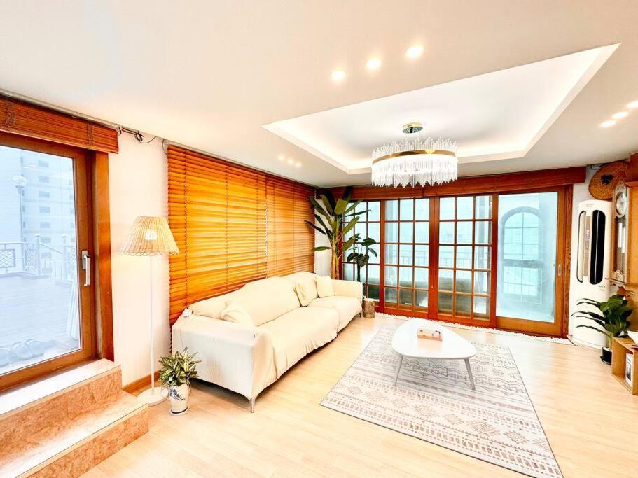 Penthouse Gwangan Located Main Enterance Of The Beach! Free Parking & Bbq With Amazing Patio! Busan