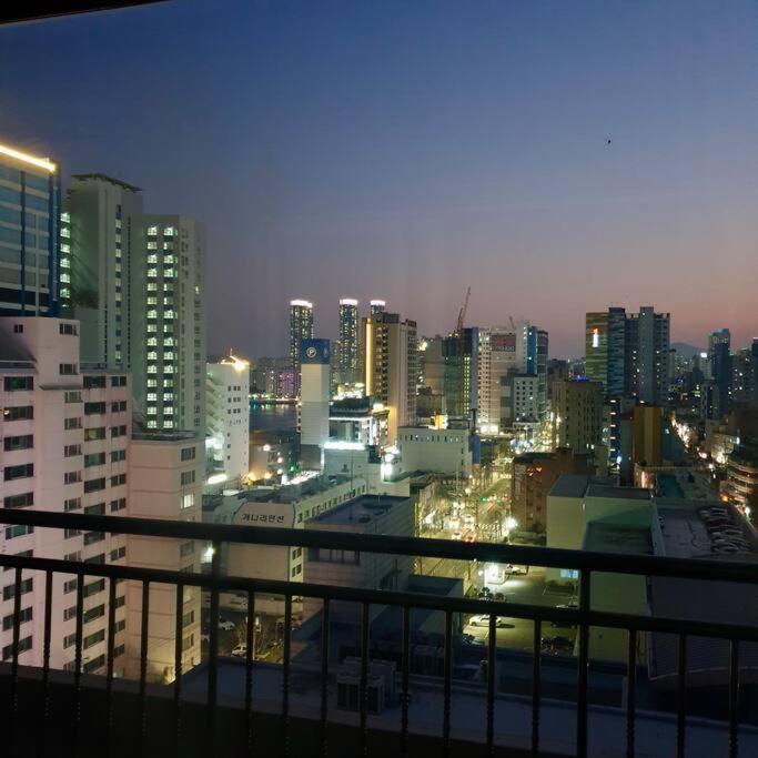 Penthouse Gwangan Located Main Enterance Of The Beach! Free Parking & Bbq With Amazing Patio! Villa *