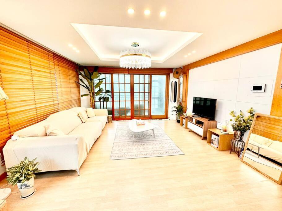Penthouse Gwangan Located Main Enterance Of The Beach! Free Parking & Bbq With Amazing Patio! Villa Busan