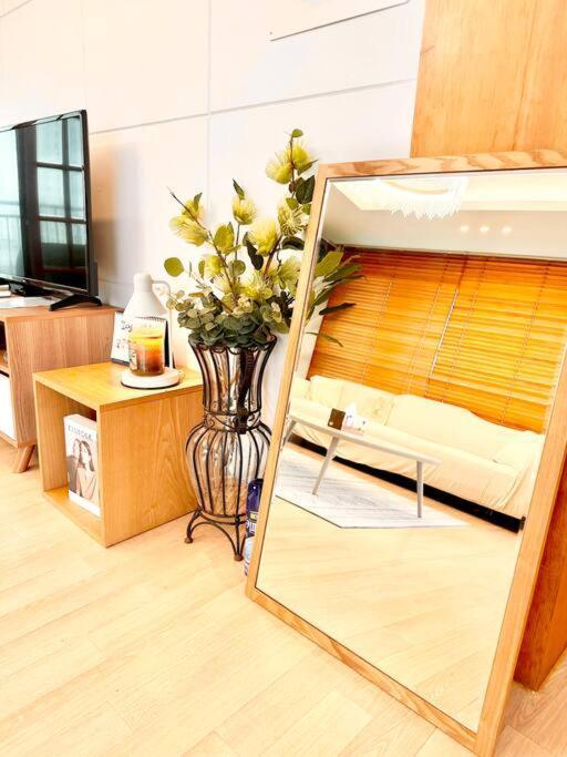 Penthouse Gwangan Located Main Enterance Of The Beach! Free Parking & Bbq With Amazing Patio!