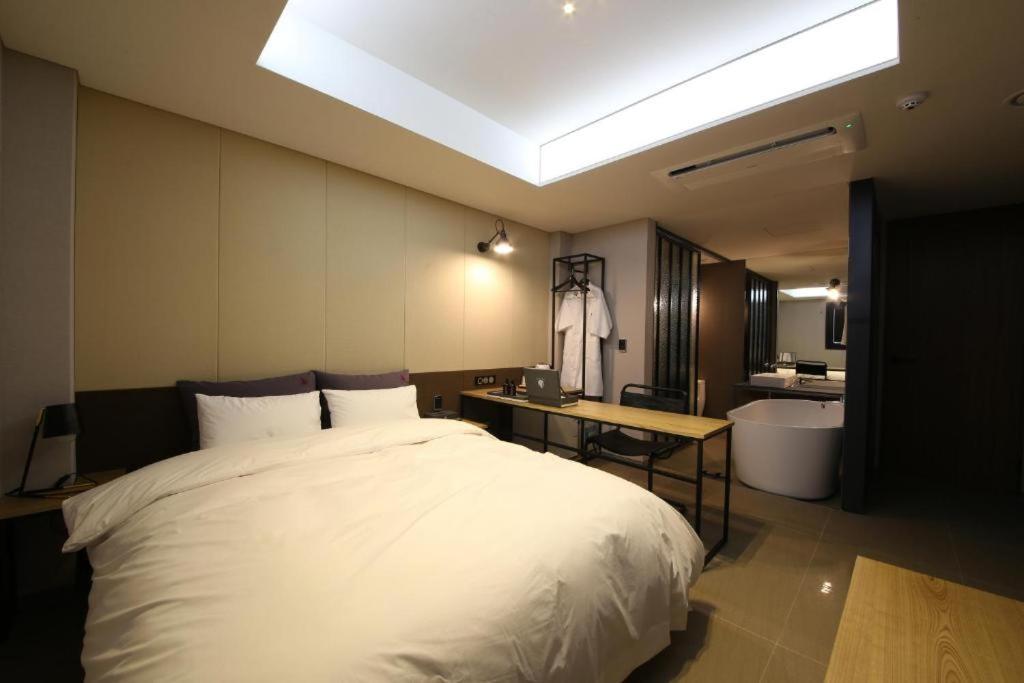 Yeoubi Hotel *