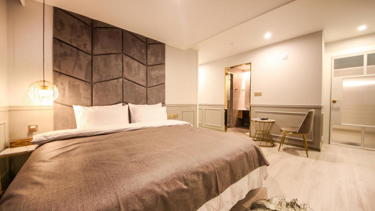 1954 Hotel Busan