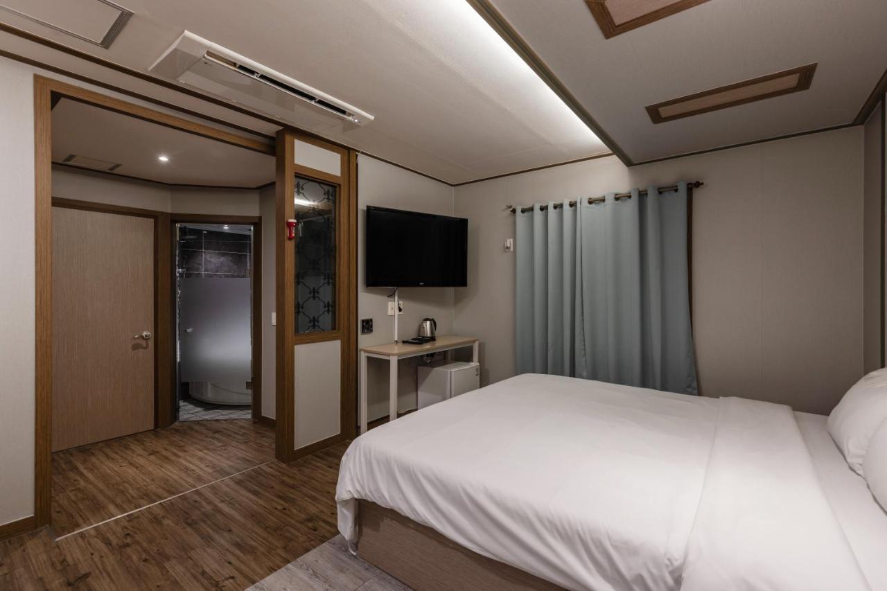 Hotel O *
