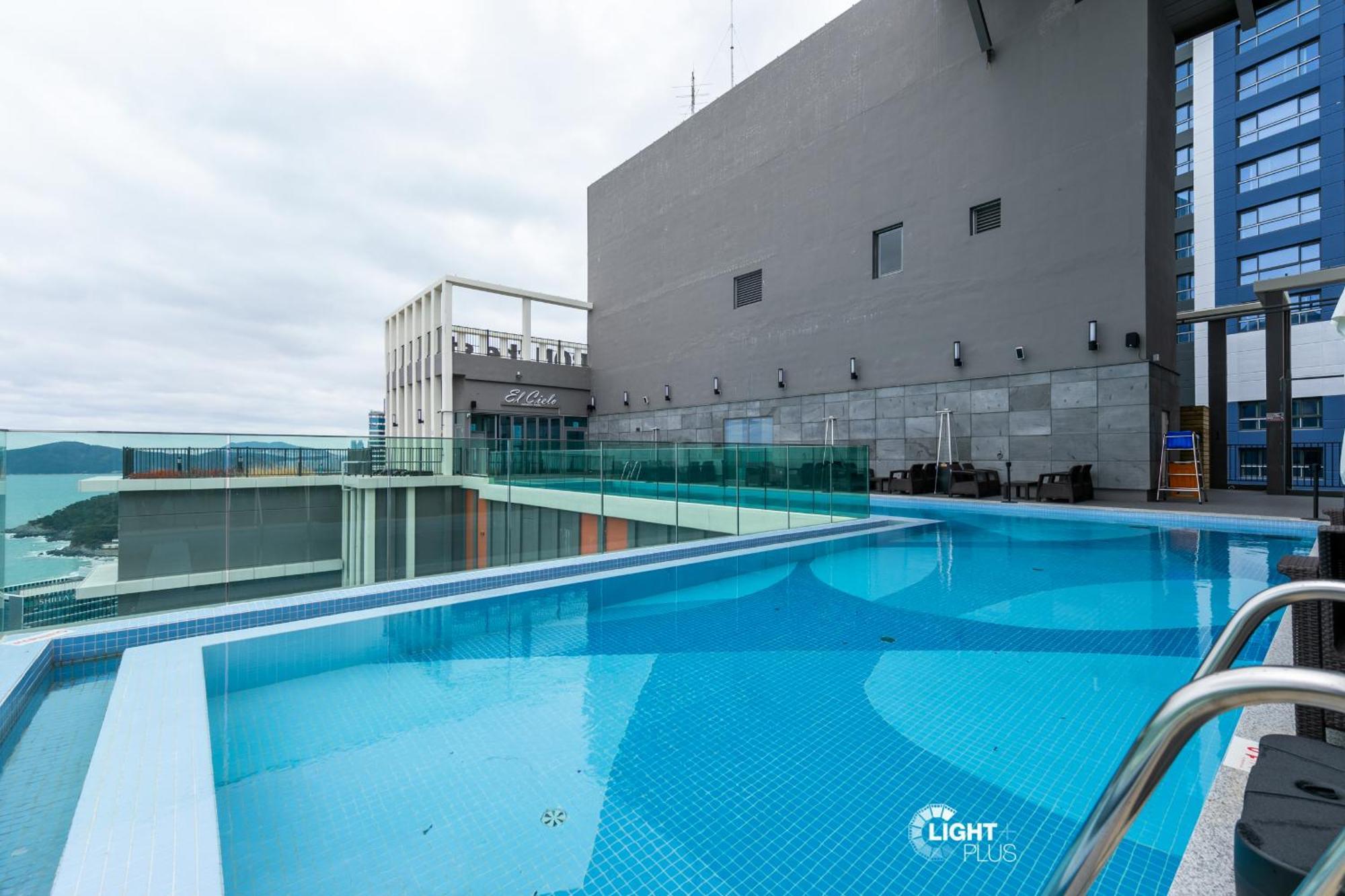 With A Beautiful High-rise View Of Infinity Pool Apartment *
