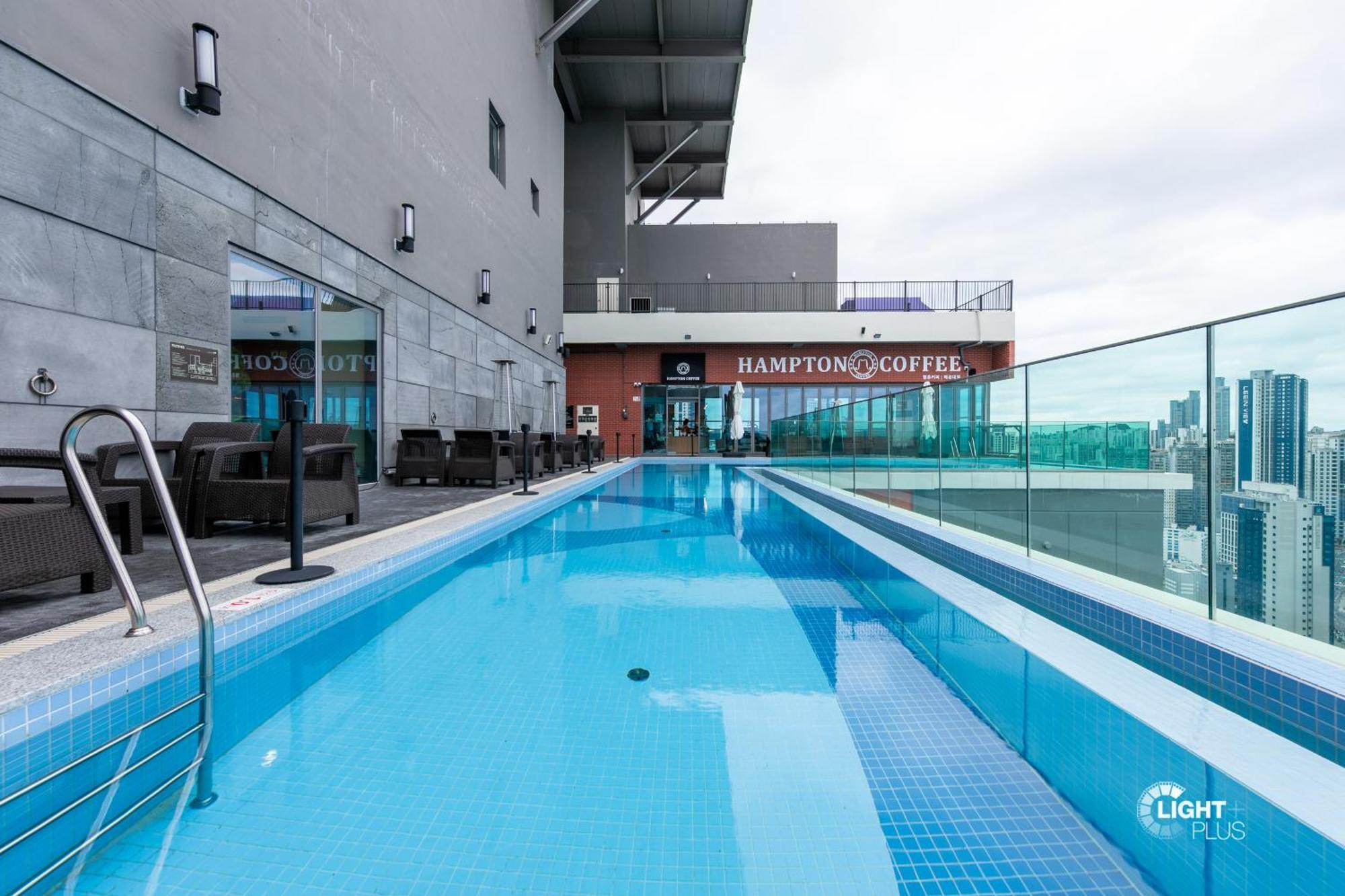 With A Beautiful High-rise View Of Infinity Pool Apartment Busan