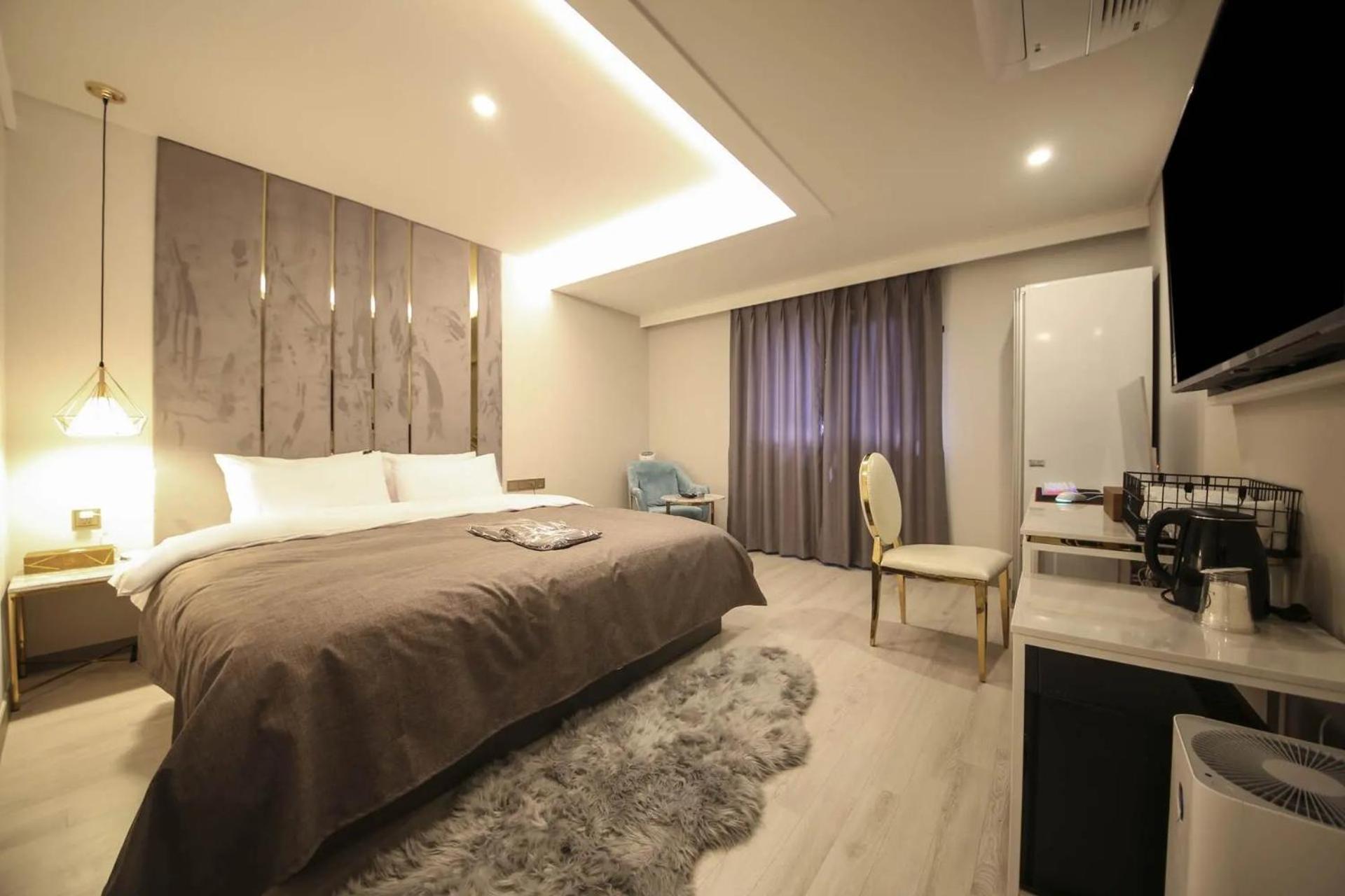1954 Hotel Busan