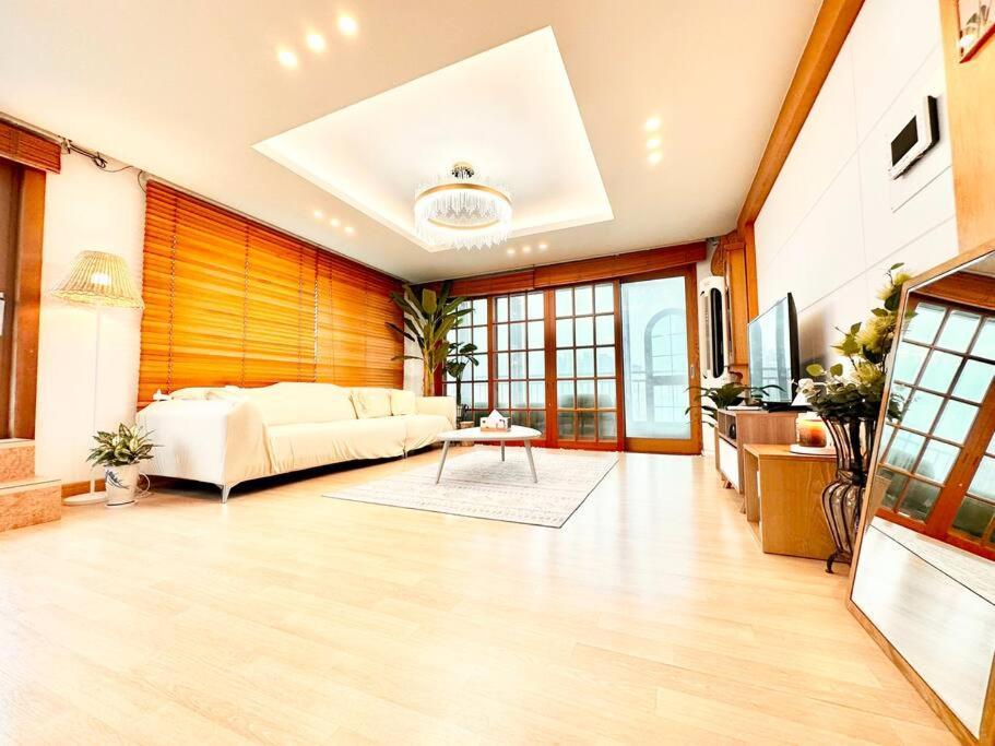 Penthouse Gwangan Located Main Enterance Of The Beach! Free Parking & Bbq With Amazing Patio! Villa Busan