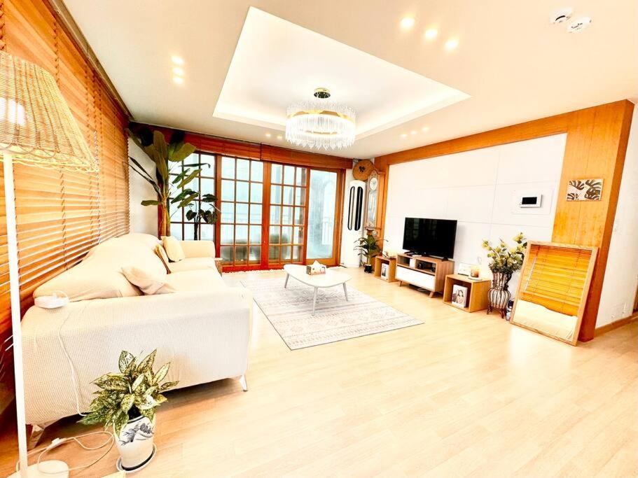 Penthouse Gwangan Located Main Enterance Of The Beach! Free Parking & Bbq With Amazing Patio! Busan