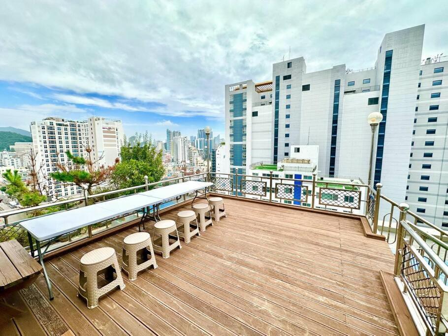 Penthouse Gwangan Located Main Enterance Of The Beach! Free Parking & Bbq With Amazing Patio! Villa Busan