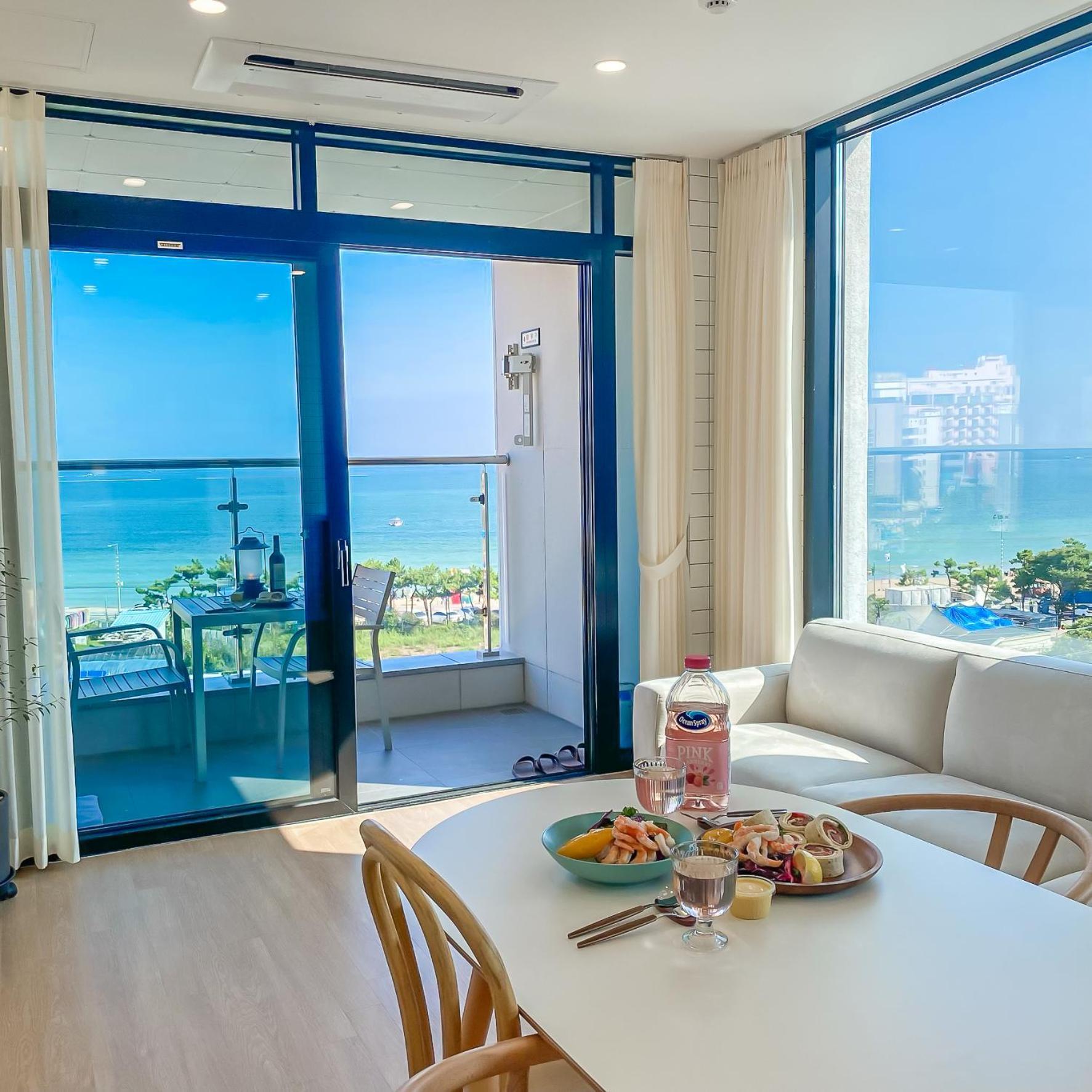 Paul Mare Pool Holiday home Busan