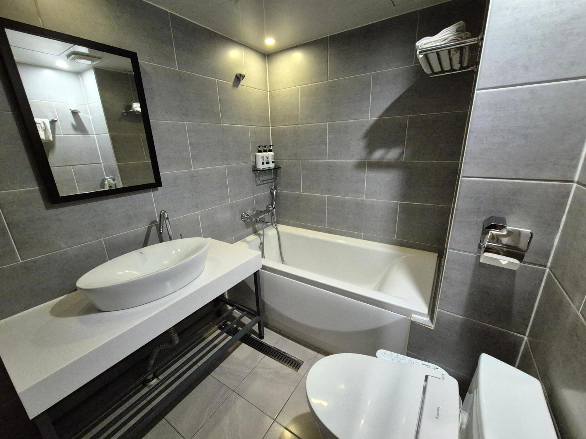 No. 25 Myeongji Oceanc Business Hotel 2*