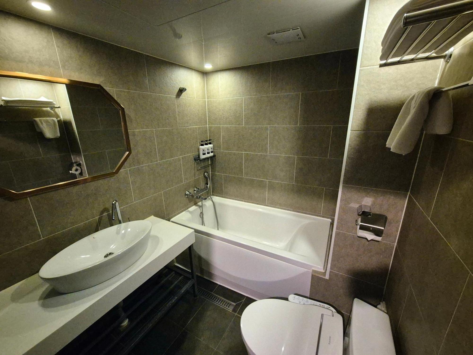 No. 25 Myeongji Oceanc Business 2*
