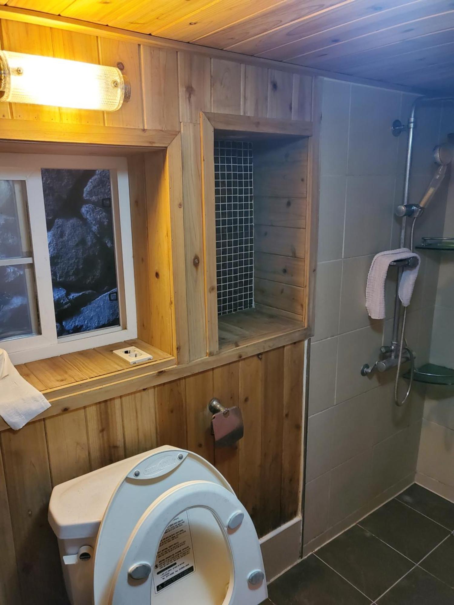 The Act Of Seeing The Sky Guest house Busan