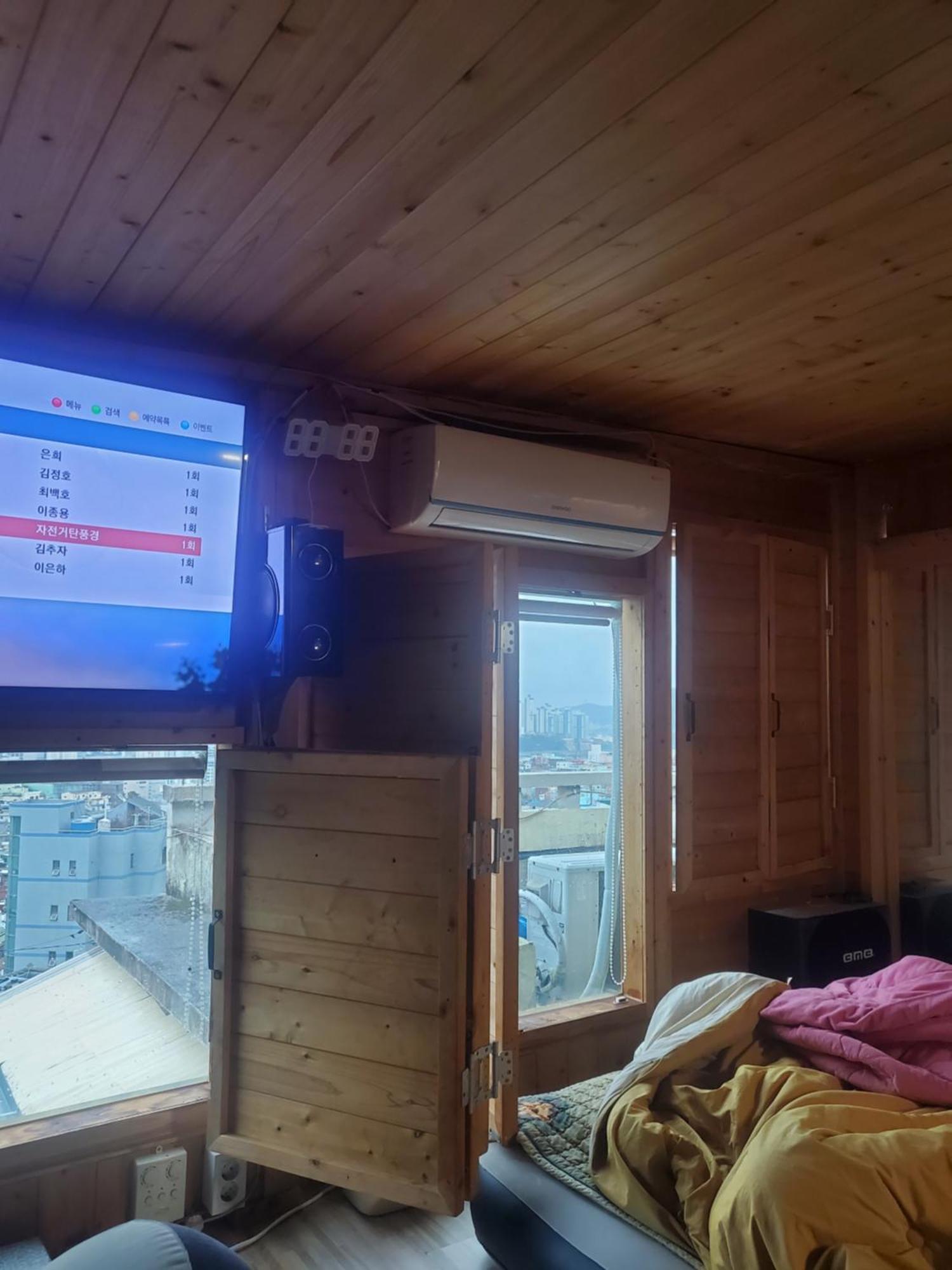 The Act Of Seeing The Sky Guest house Busan