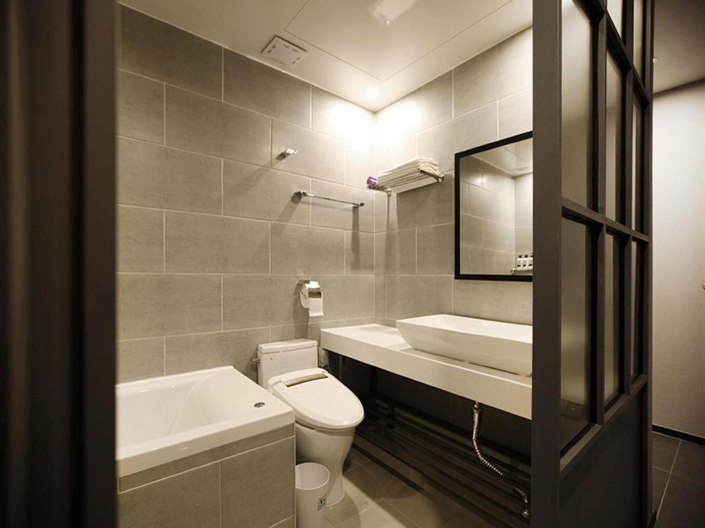 No. 25 Myeongji Oceanc Business Hotel