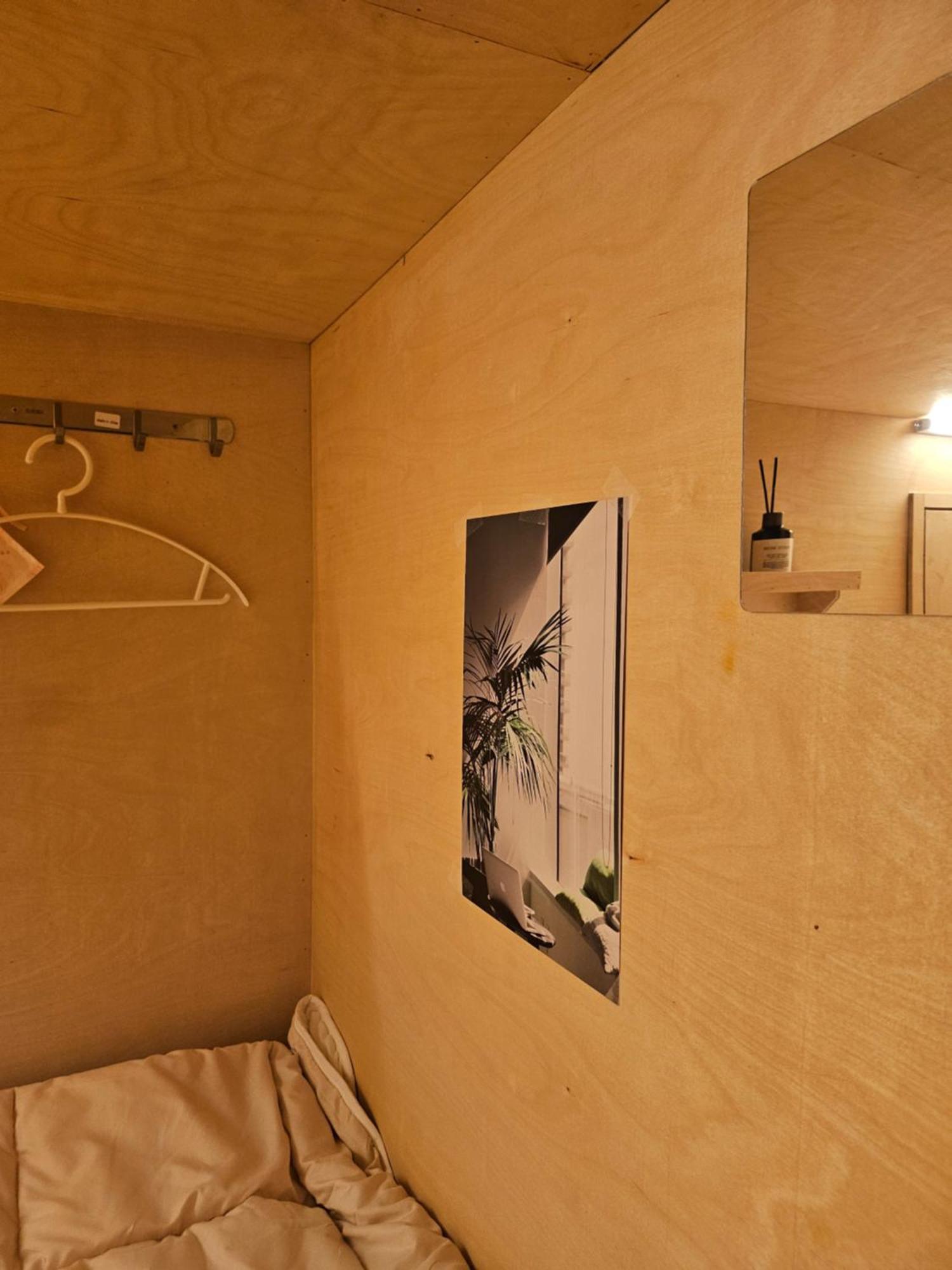 Travel Light Capsule Hotel cápsula *