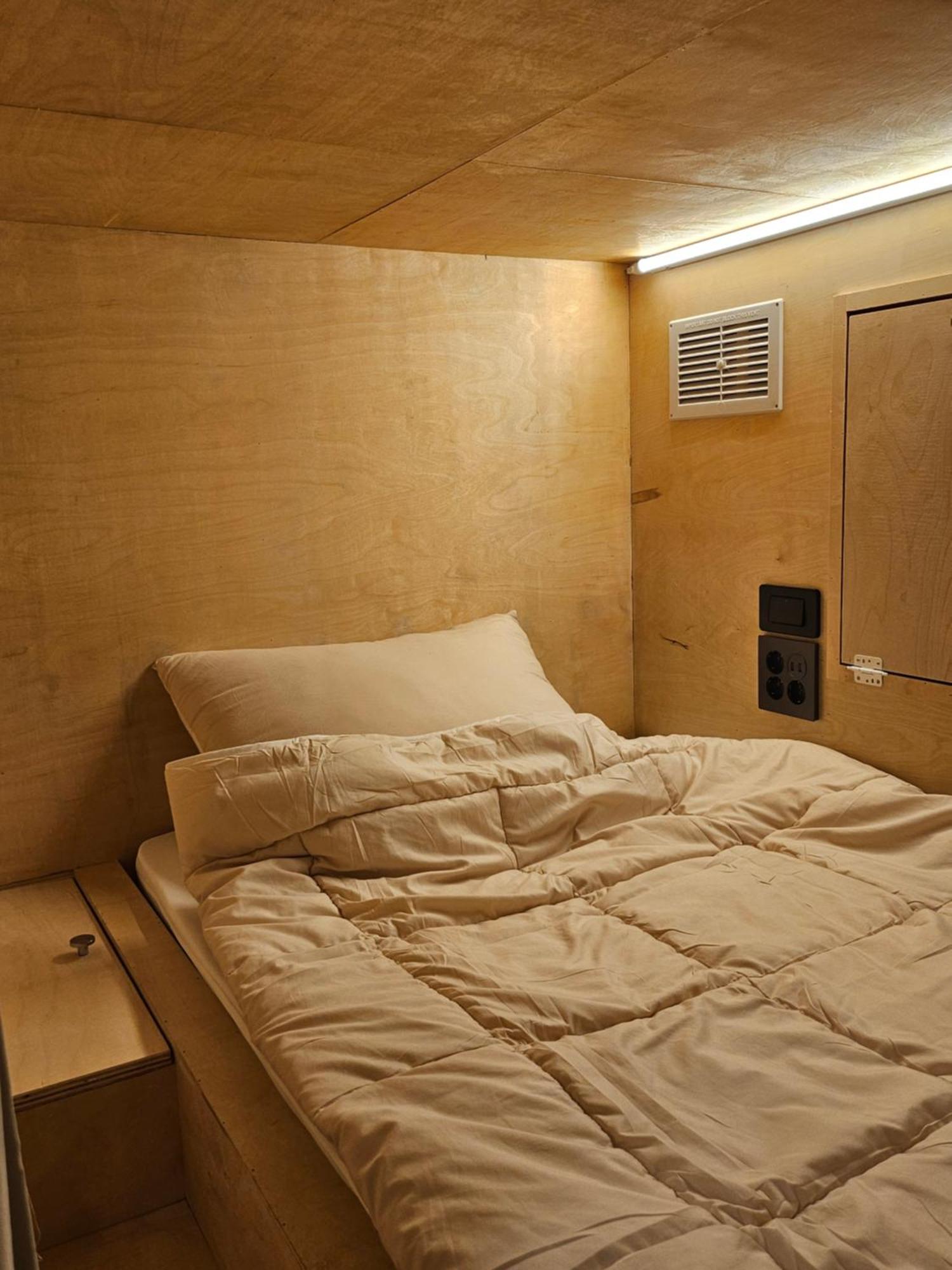 Travel Light Capsule Hotel cápsula *