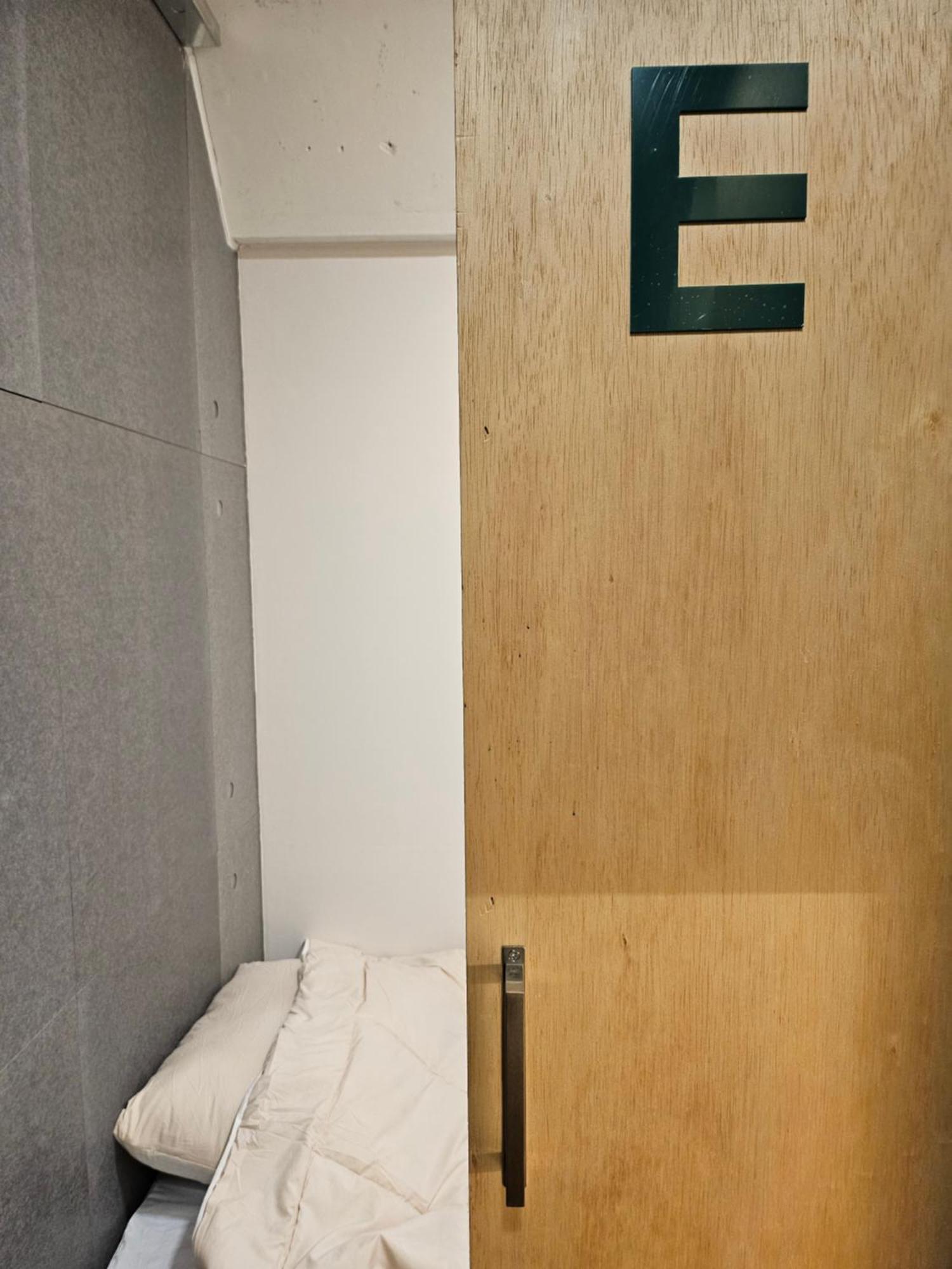 Travel Light Capsule Hotel cápsula