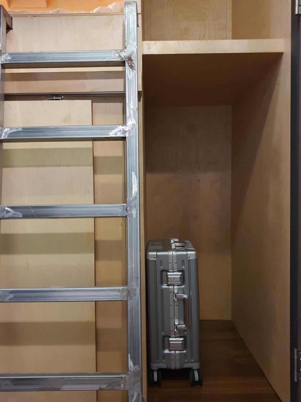 Travel Light Capsule Hotel cápsula *