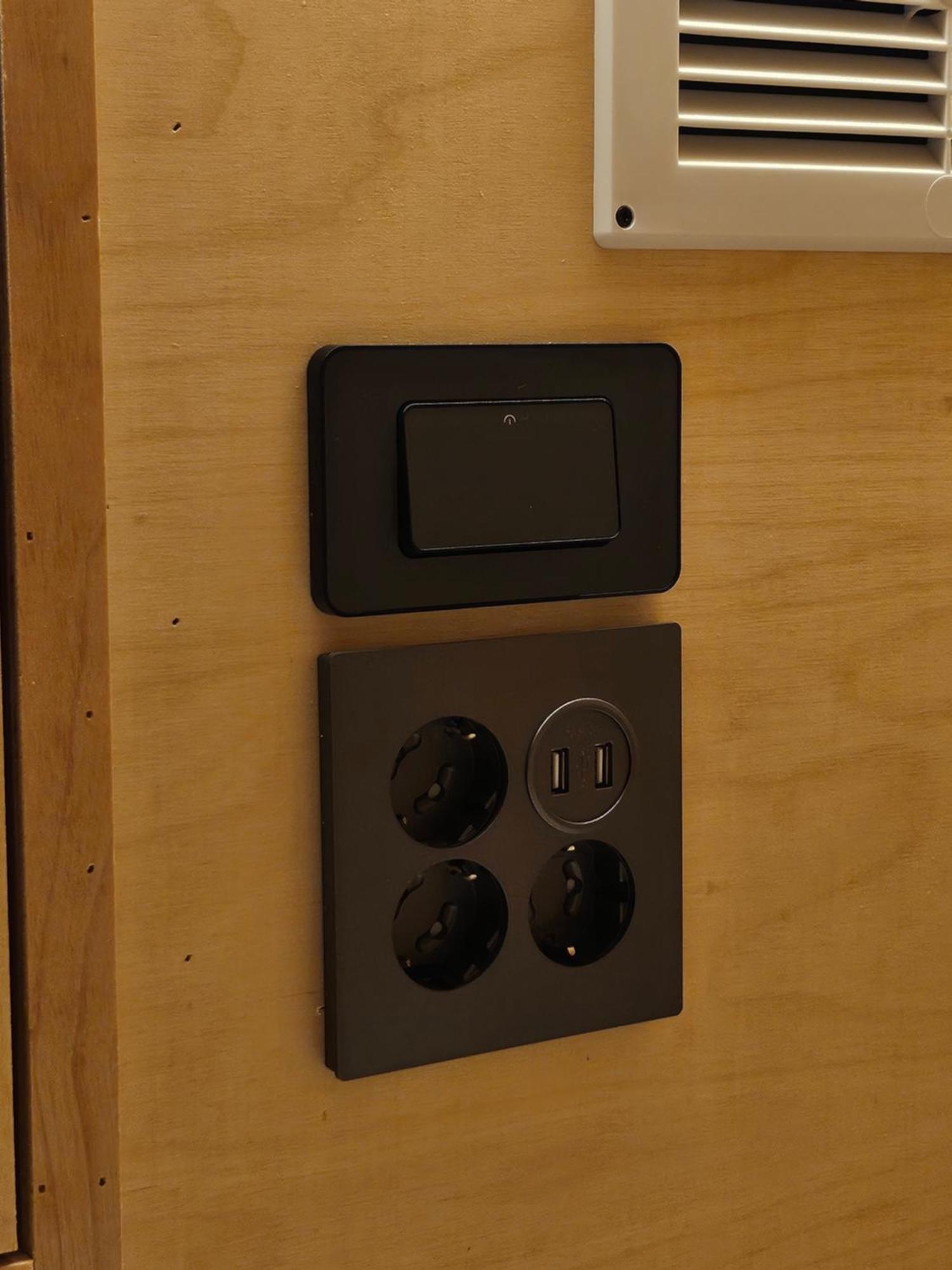 Travel Light Capsule Hotel cápsula *
