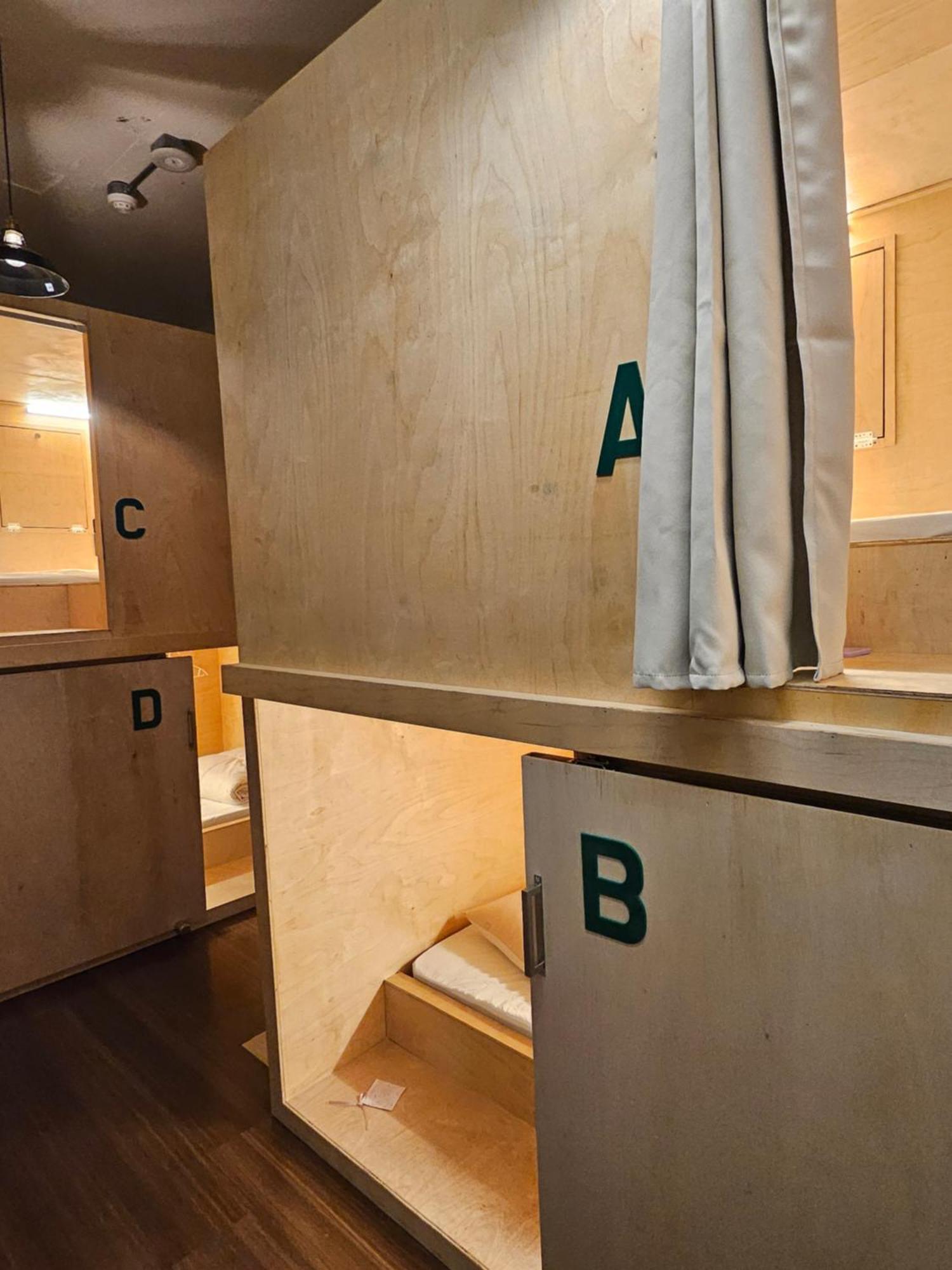 Travel Light Capsule Hotel cápsula *