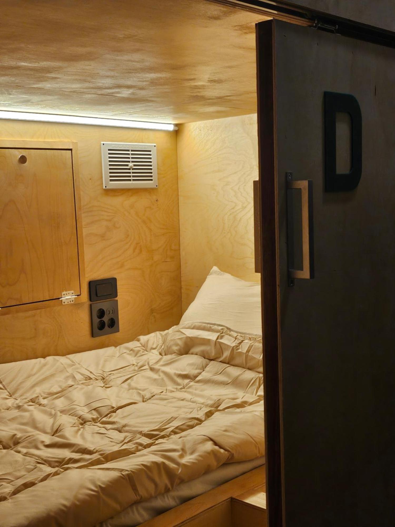 Travel Light Capsule Hotel cápsula *