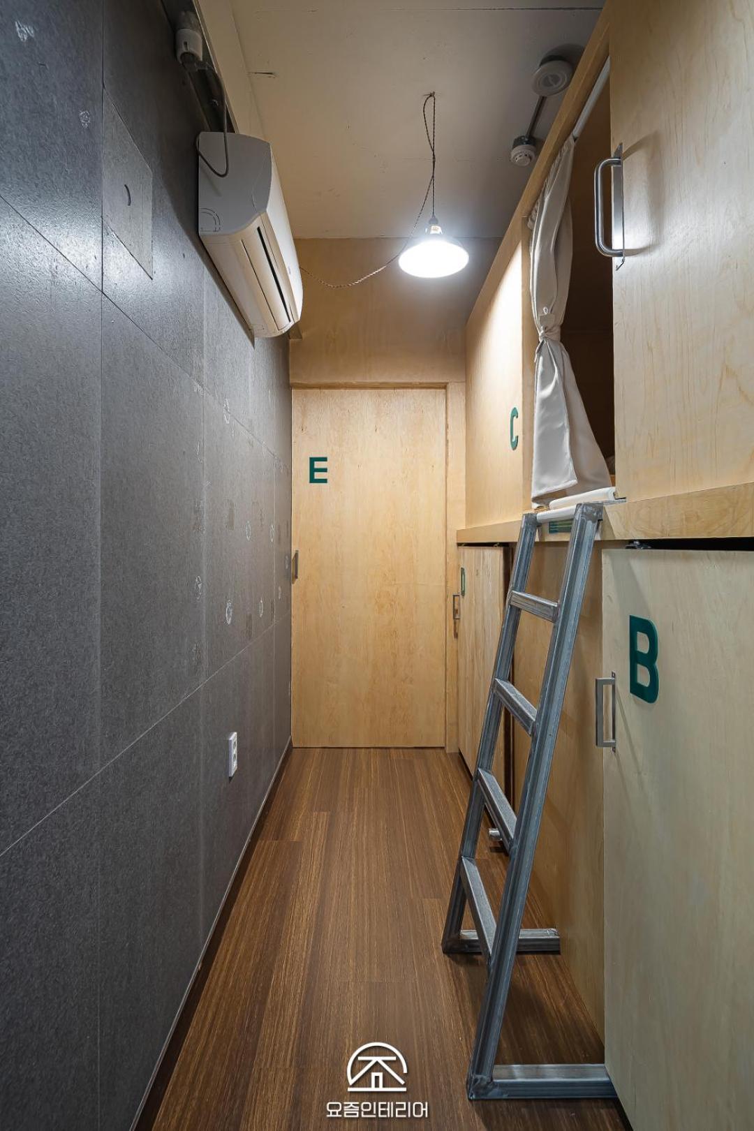 Travel Light Capsule Hotel cápsula