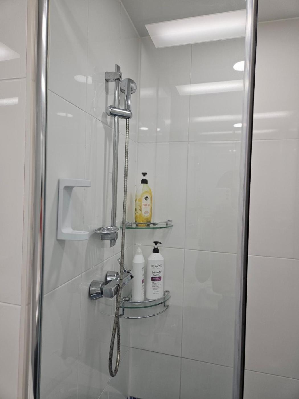 Apartment #2 Twin# 2 Minutes Run To The Sea, Close To The Sea, 5 Minutes To Club D Oasis Swimming Pool, Renewal Fresh Busan