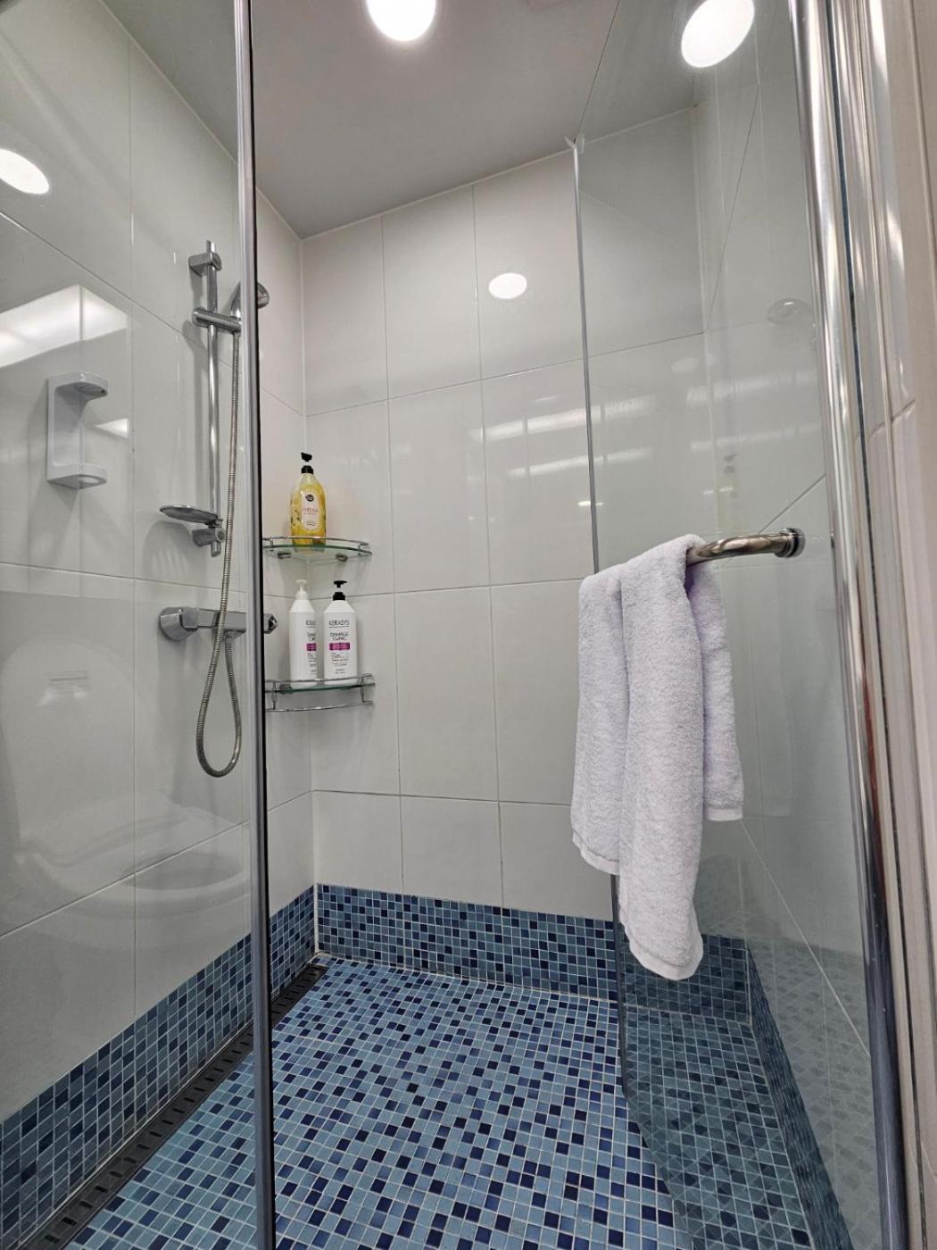 Apartment #2 Twin# 2 Minutes Run To The Sea, Close To The Sea, 5 Minutes To Club D Oasis Swimming Pool, Renewal Fresh