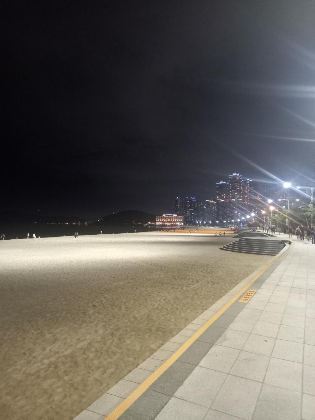Apartment 40 Queen, 2 Minutes Run To The Beach, Close To The Sea, 5 Minutes To Club D Oasis Swimming Pool, And Long Walk Along The Busan