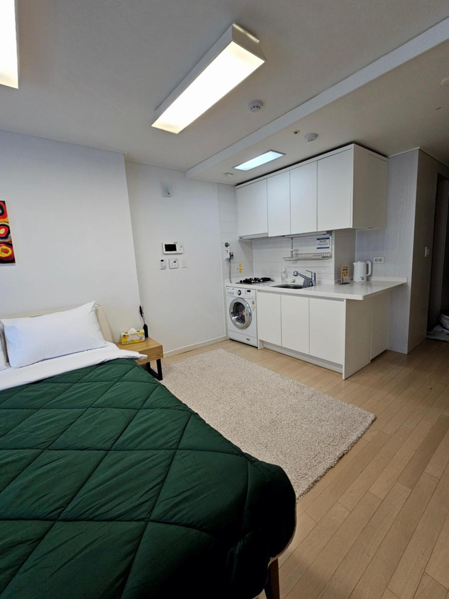 40 Queen, 2 Minutes Run To The Beach, Close To The Sea, 5 Minutes To Club D Oasis Swimming Pool, And Long Walk Along The Busan