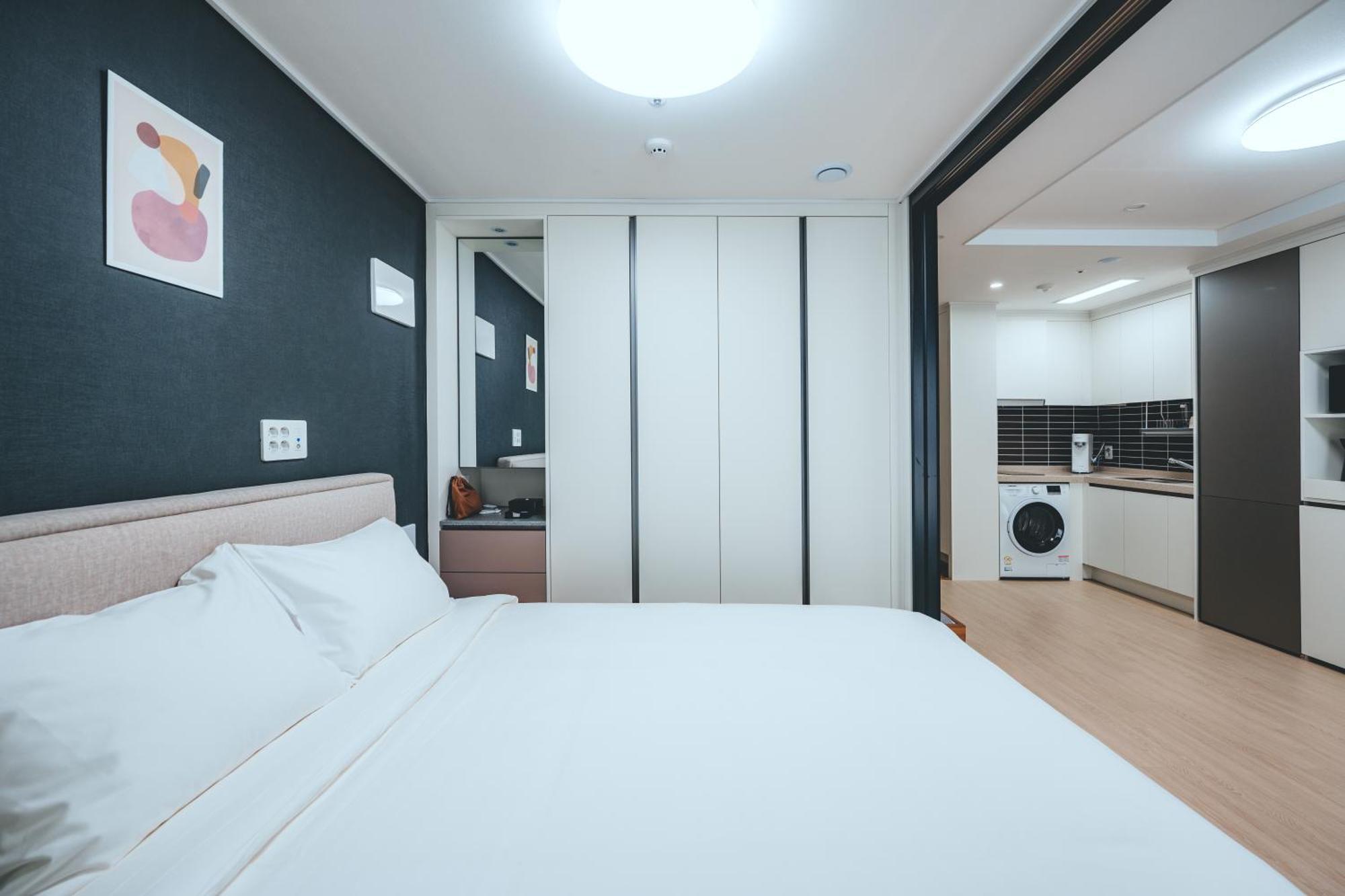 Hotel H Avenue Sasang Station *
