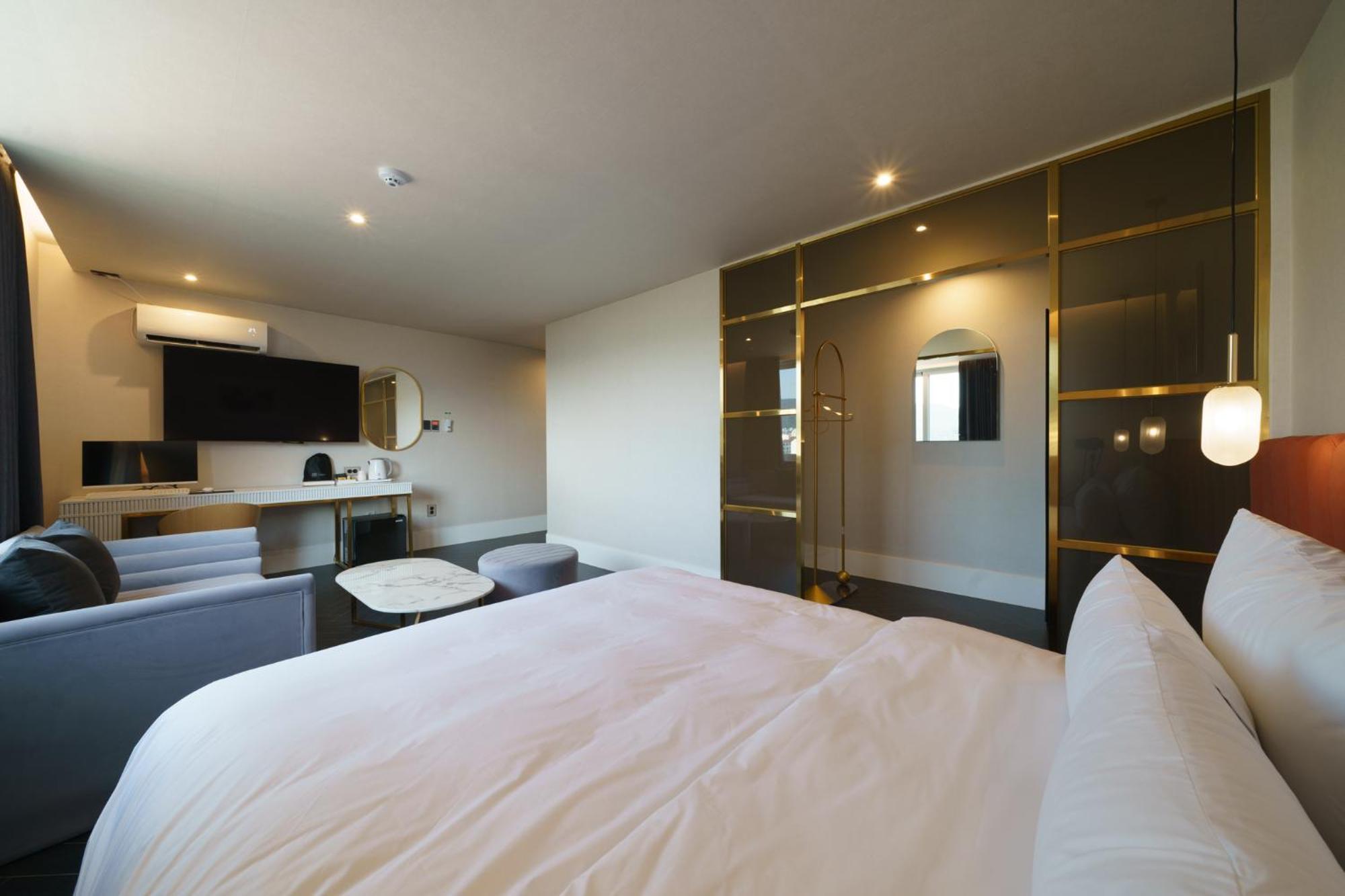Hotel H Avenue Jeonggwan Branch *