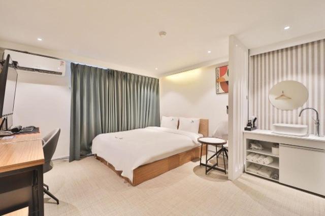 Motel Suyeong Spring Day *