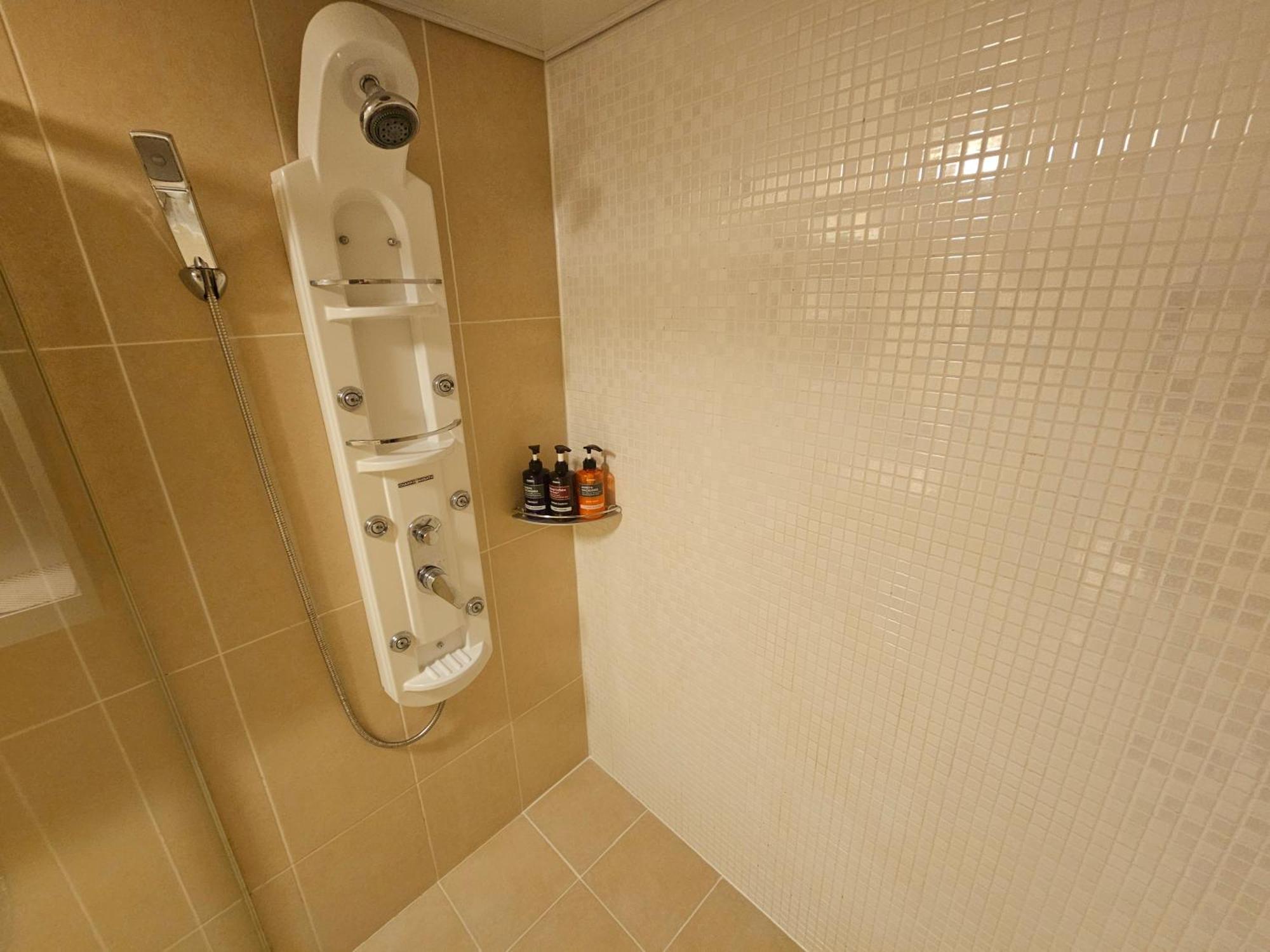 Party House In Happy Apartment Busan
