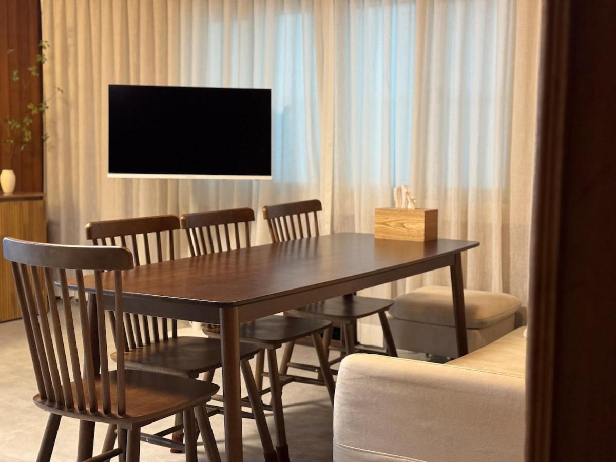 8-capacity # 3 # 4 Queen Beds # 10 Minutes On Foot From Station # Wood Tone # Emotional Interior # Netflix * Busan